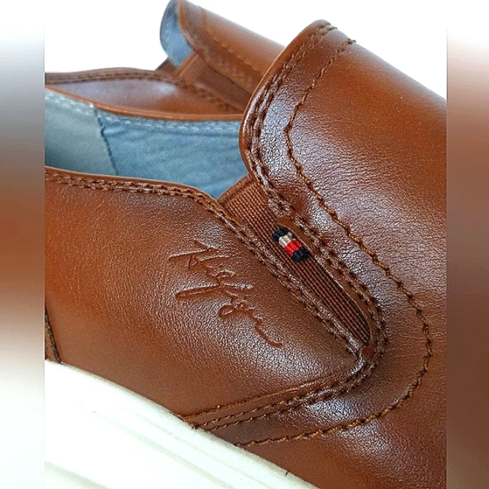 New w/Box Tommy Hilfiger Kozal Vegan Leather Burnished Med Brown Slip-On Loafers